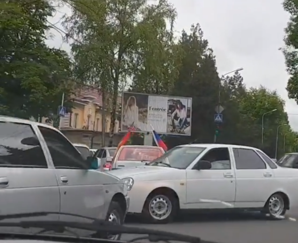 Участники праздничного автопробега устроили хаос на дорогах Пятигорска. ВИДЕО